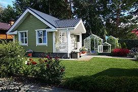 Готовый газон на дачном участке в Тюмени — вид на придомовую территорию после укладки