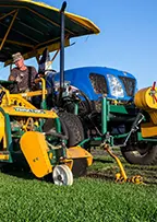 Срезка натурального газона спецтехникой — подготовка рулонов к отгрузке